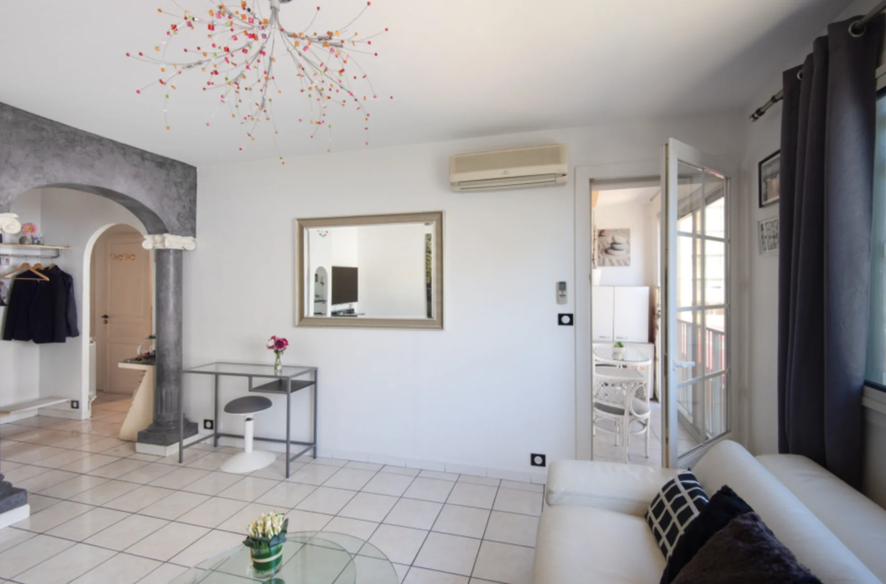 Appartement rénové Marseille - Séjour lumineux