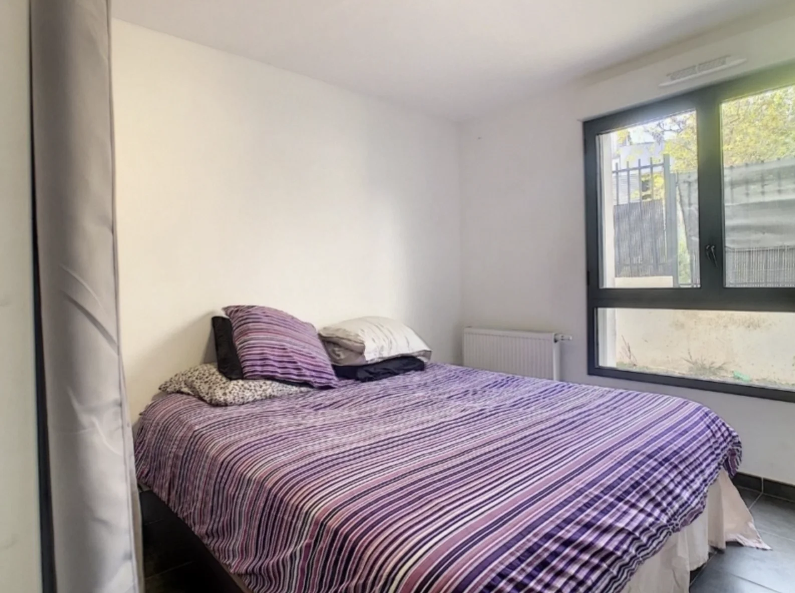 Appartement T2 Marseille - Chambre spacieuse avec rangements
