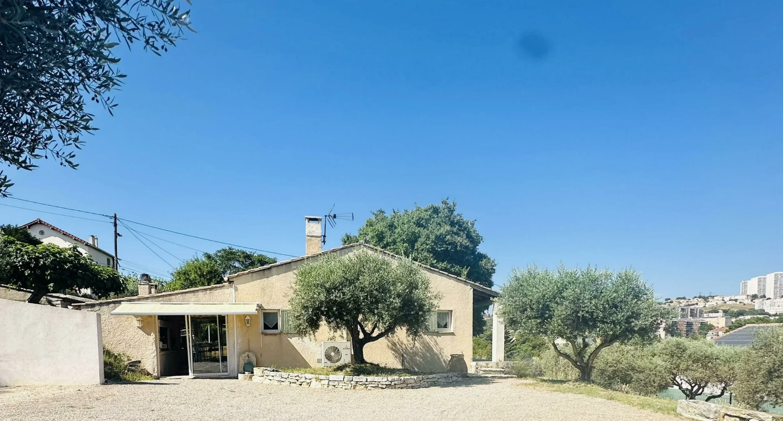 Vue extérieure d'ensemble maison provençale