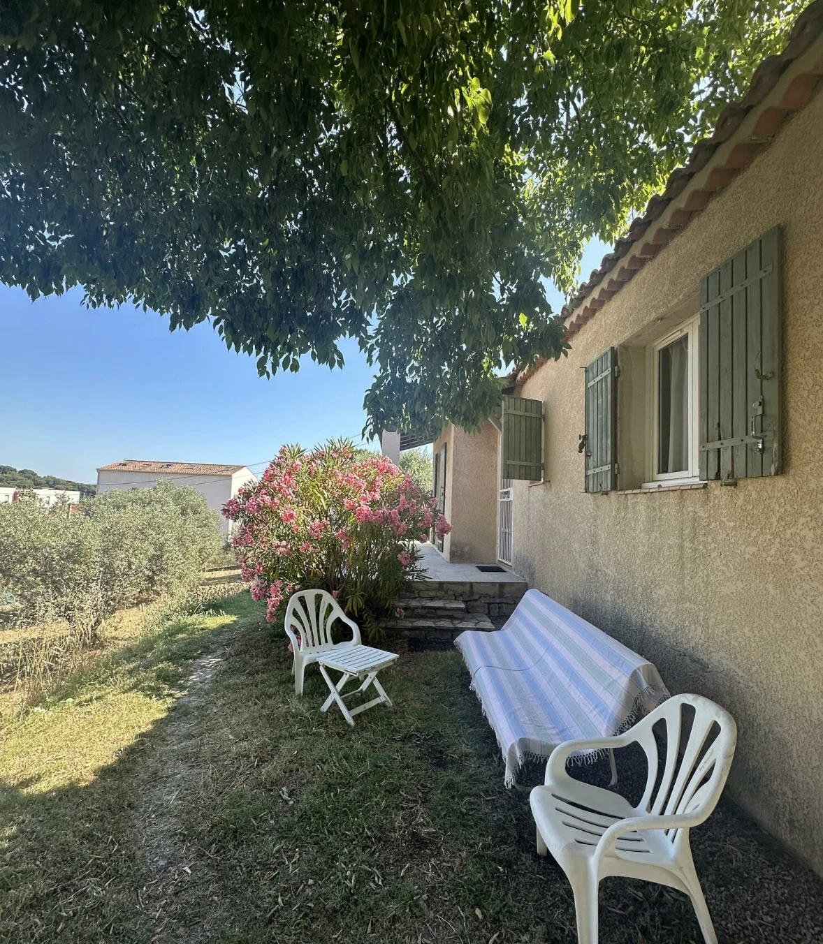 Jardin et vue dégagée maison provençale