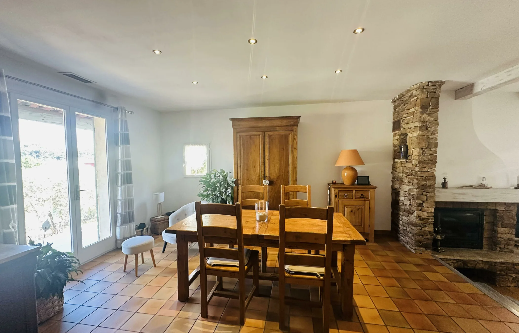 Salon lumineux maison provençale 75m² Marseille 15e