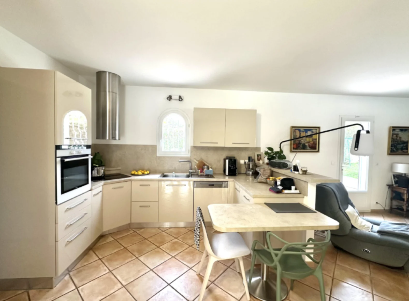 Espace cuisine moderne villa 140m² Saint-Cyr-sur-Mer